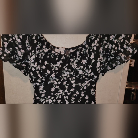 LOVE TREE Women Floral Puff Sleeve Romper - Picture 7 of 9